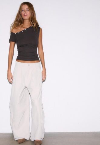 Asymmetrisk T-skjorte med knapper