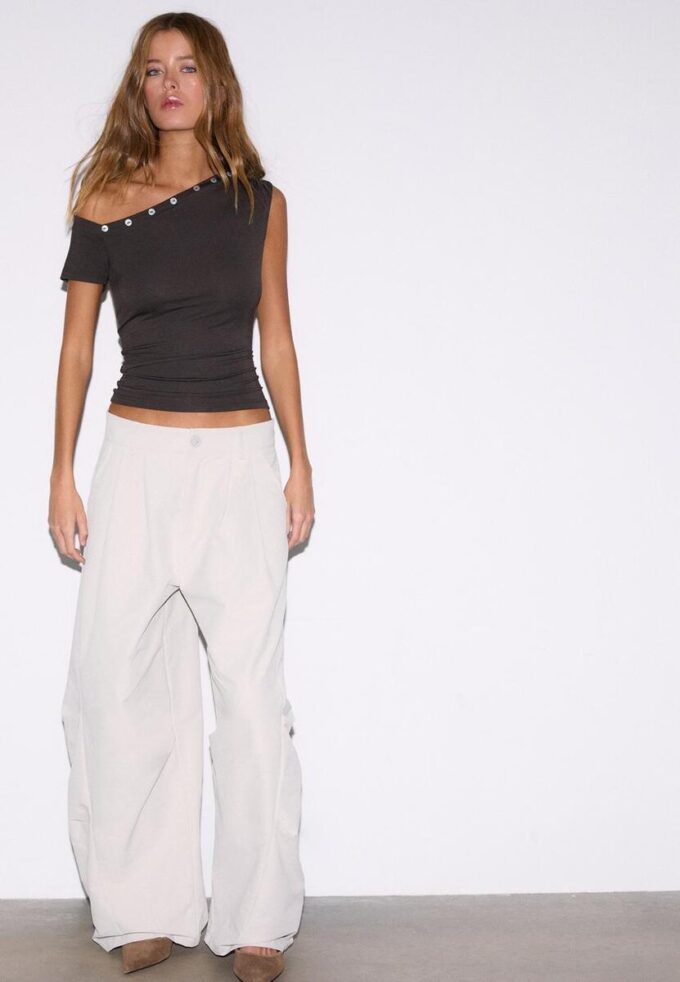 Asymmetrisk T-skjorte med knapper