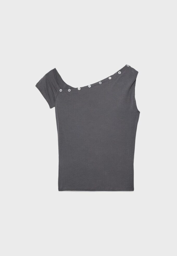 Asymmetrisk T-skjorte med knapper