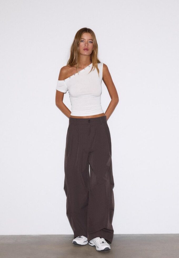 Asymmetrisk T-skjorte med knapper