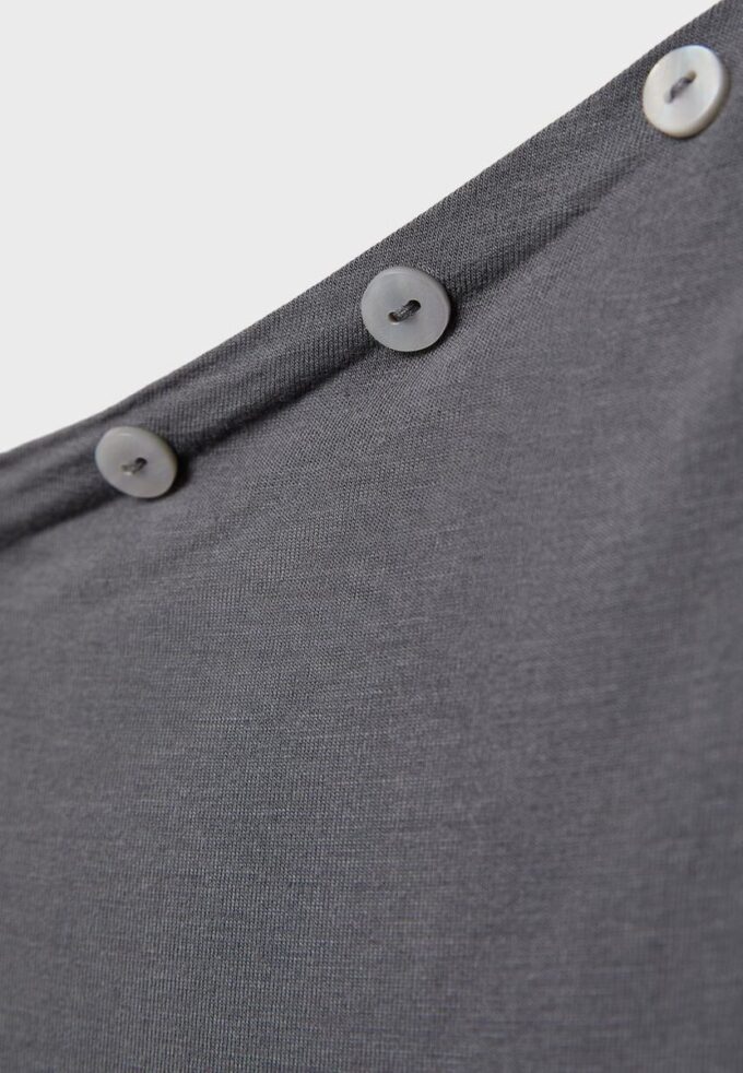 Asymmetrisk T-skjorte med knapper