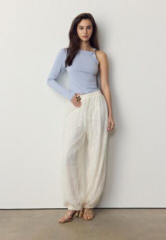 Asymmetrisk T-skjorte med metallspenne