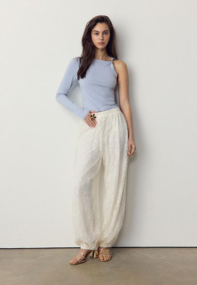 Asymmetrisk T-skjorte med metallspenne