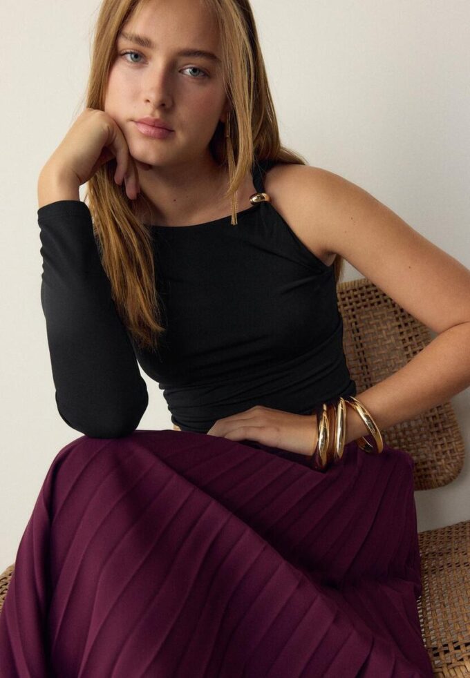 Asymmetrisk T-skjorte med metallspenne