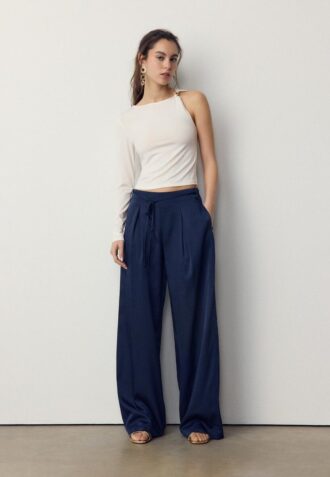 Asymmetrisk T-skjorte med metallspenne