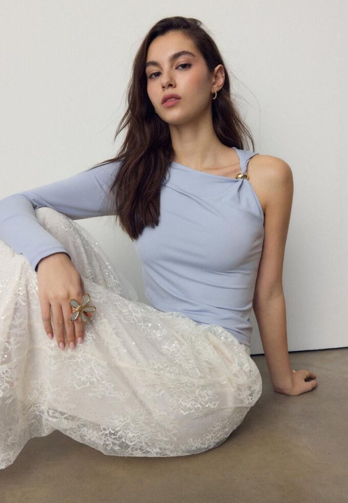 Asymmetrisk T-skjorte med metallspenne