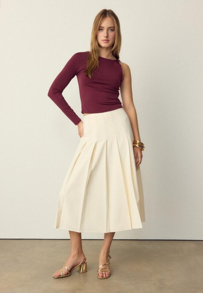 Asymmetrisk T-skjorte med metallspenne