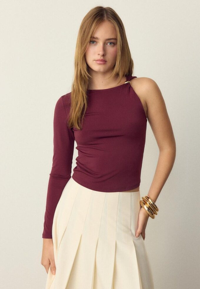 Asymmetrisk T-skjorte med metallspenne