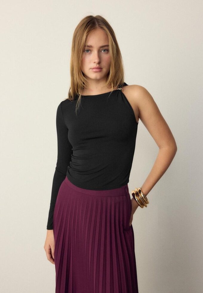 Asymmetrisk T-skjorte med metallspenne