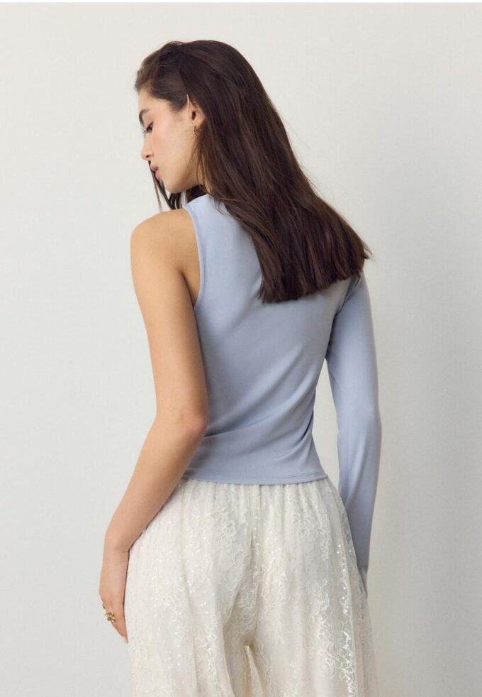 Asymmetrisk T-skjorte med metallspenne