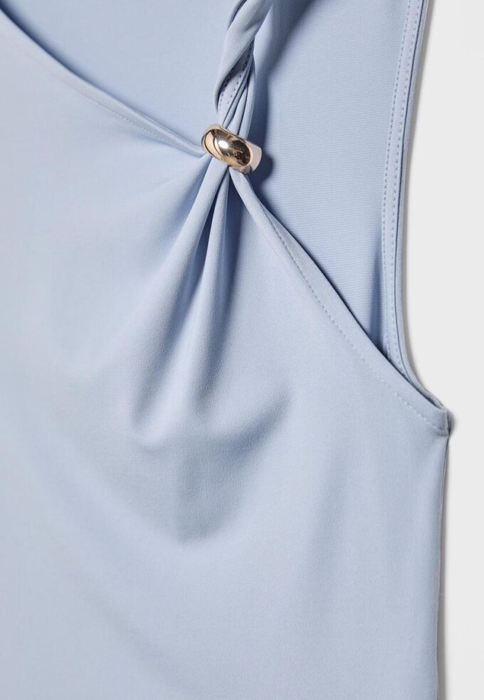 Asymmetrisk T-skjorte med metallspenne