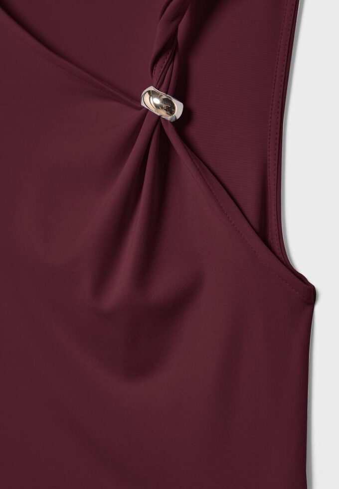 Asymmetrisk T-skjorte med metallspenne