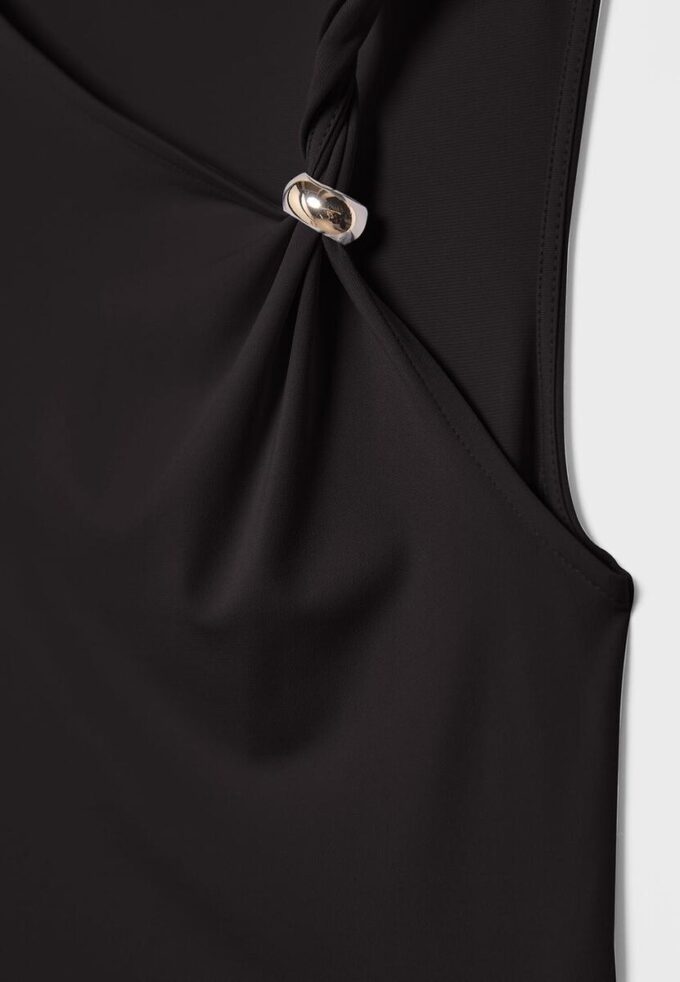 Asymmetrisk T-skjorte med metallspenne