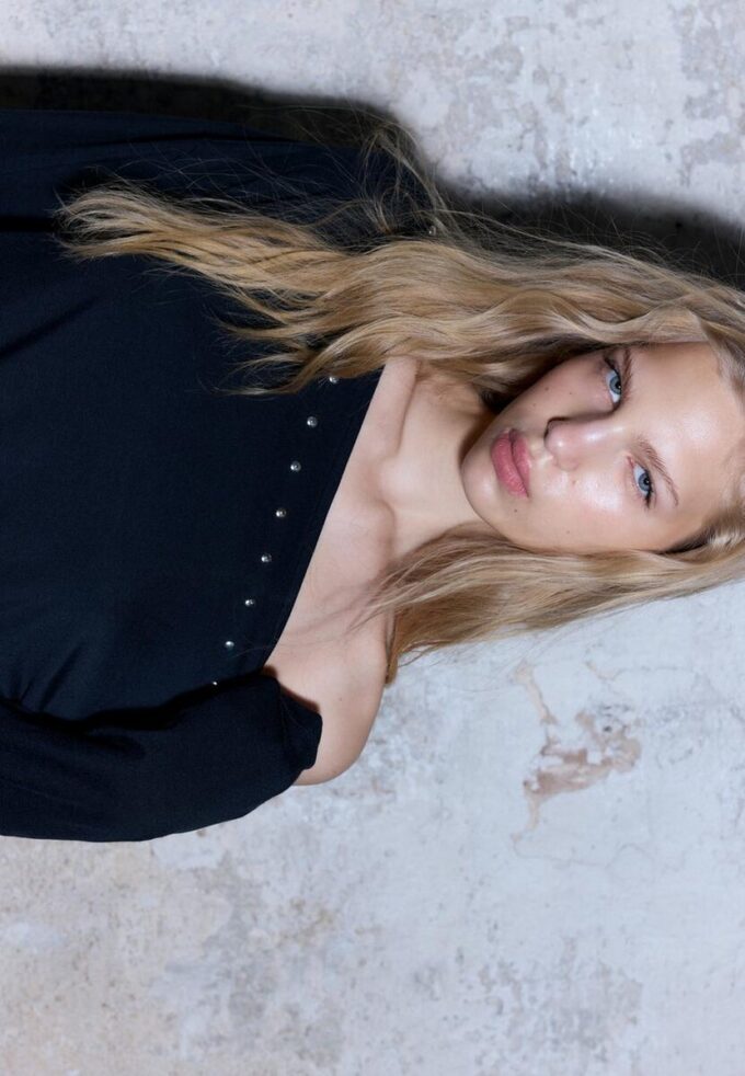 Asymmetrisk T-skjorte med nitter