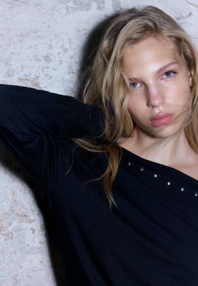 Asymmetrisk T-skjorte med nitter