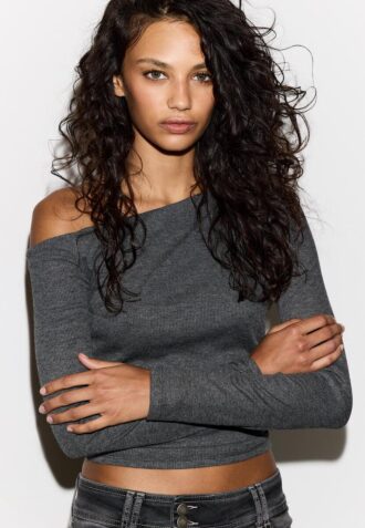 Asymmetrisk T-skjorte med rynkedetaljer