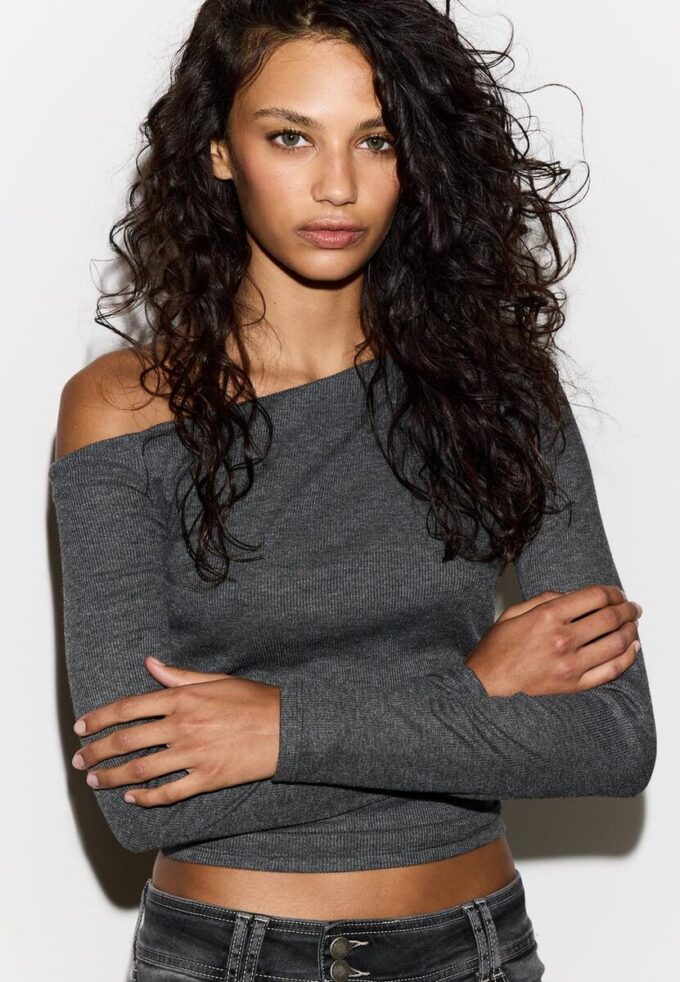 Asymmetrisk T-skjorte med rynkedetaljer