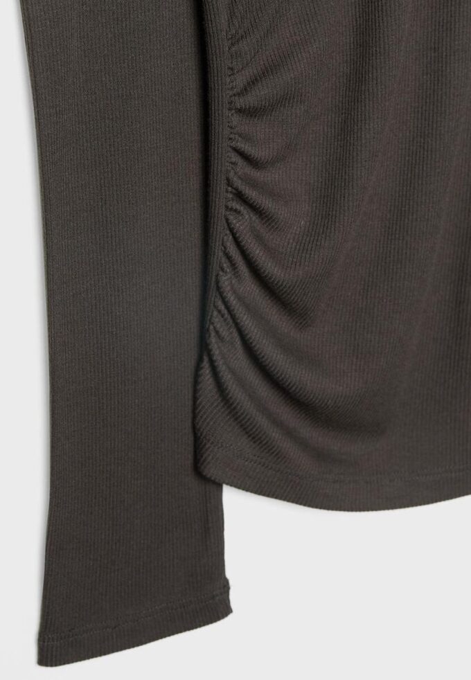 Asymmetrisk T-skjorte med rynkedetaljer