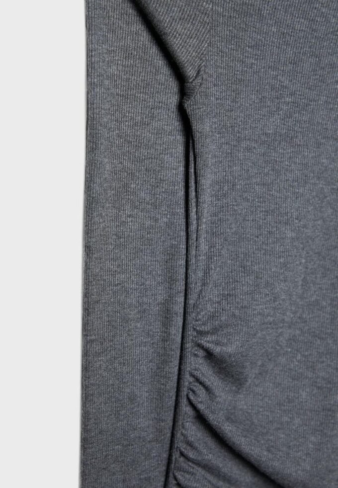 Asymmetrisk T-skjorte med rynkedetaljer