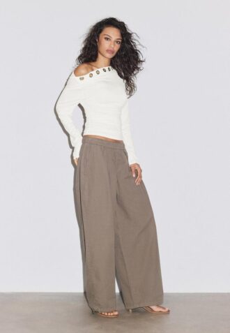 Asymmetrisk T-skjorte med øyehull