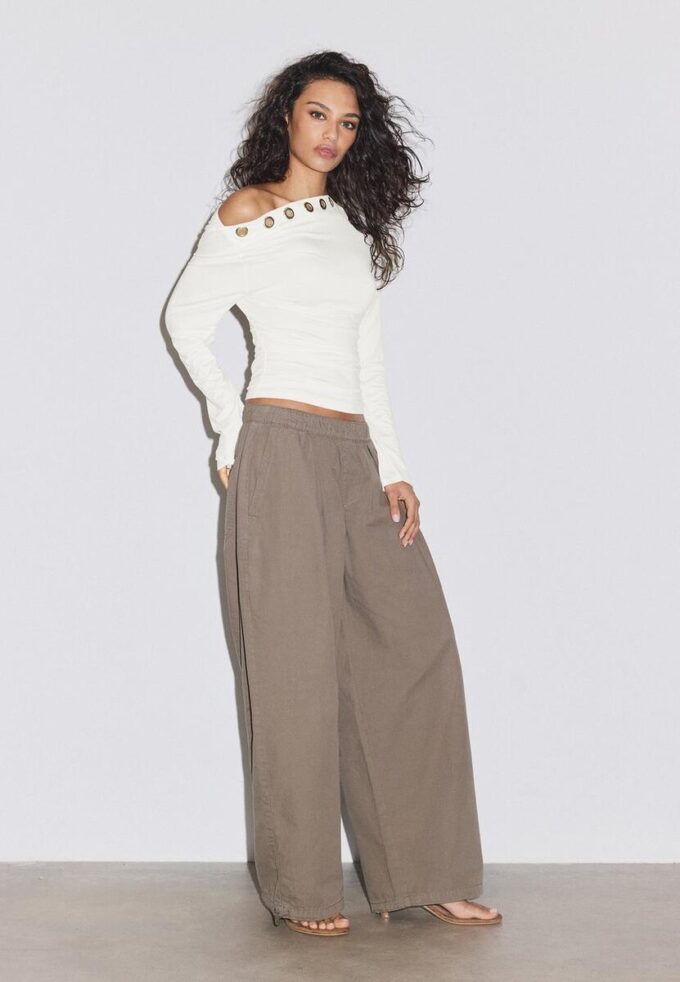 Asymmetrisk T-skjorte med øyehull