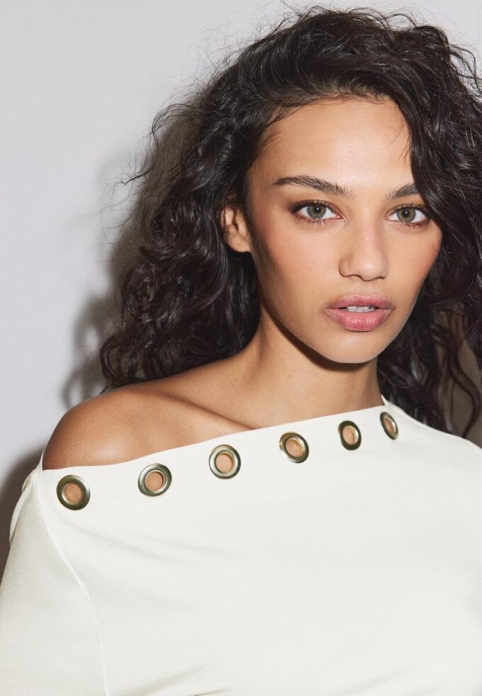 Asymmetrisk T-skjorte med øyehull