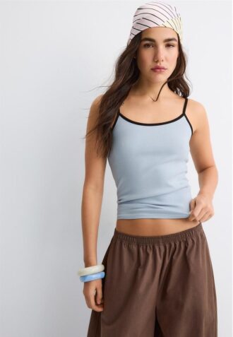 B07 Ribbet topp med stropper