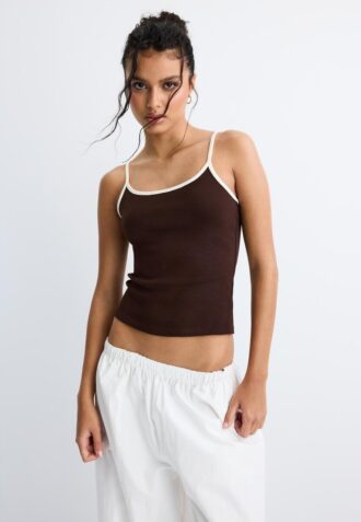 B07 Ribbet topp med stropper