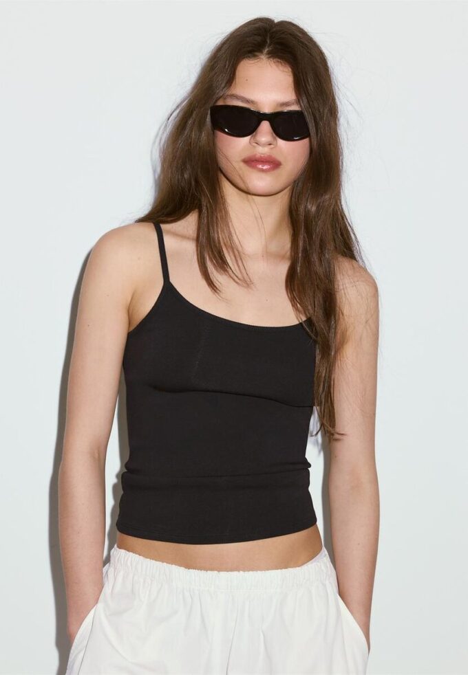 B07 Ribbet topp med stropper