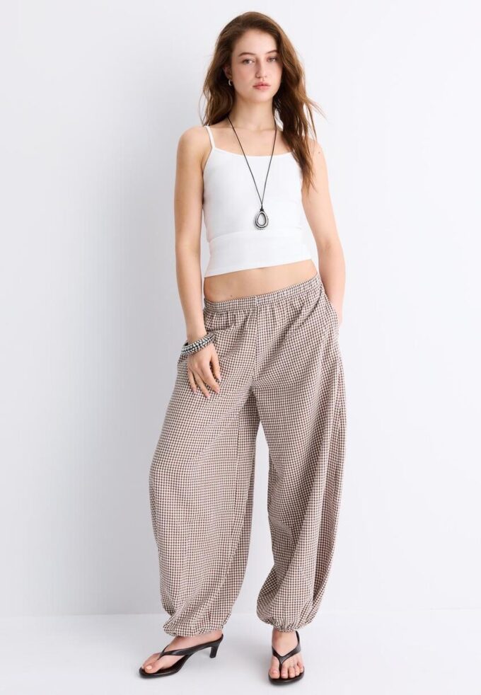 B07 Ribbet topp med stropper