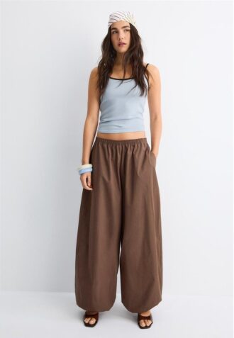 B07 Ribbet topp med stropper