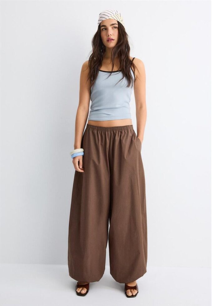 B07 Ribbet topp med stropper