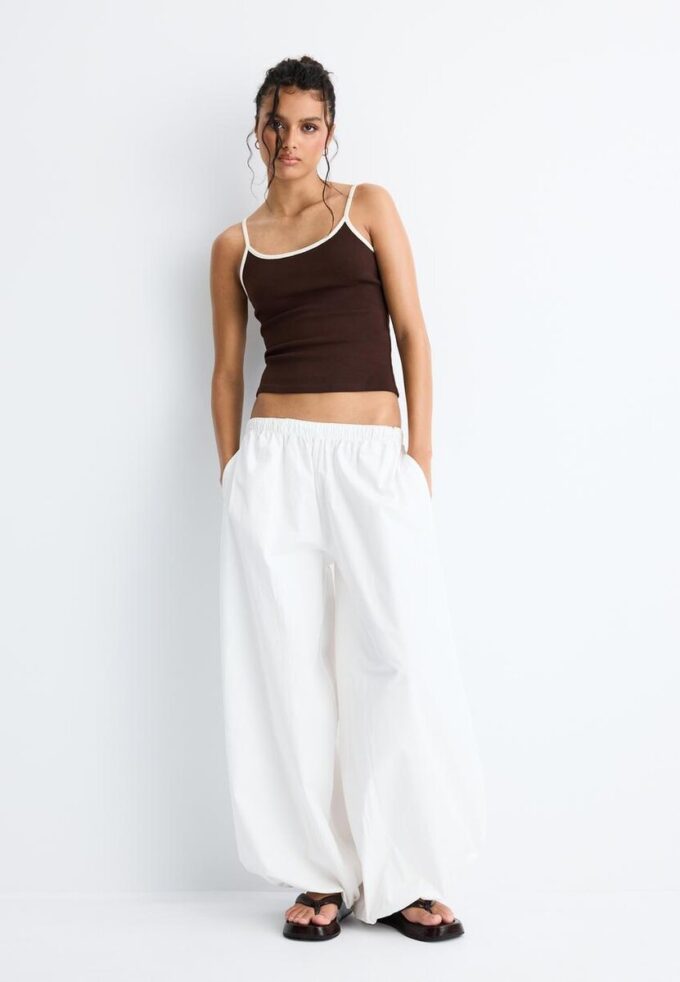 B07 Ribbet topp med stropper