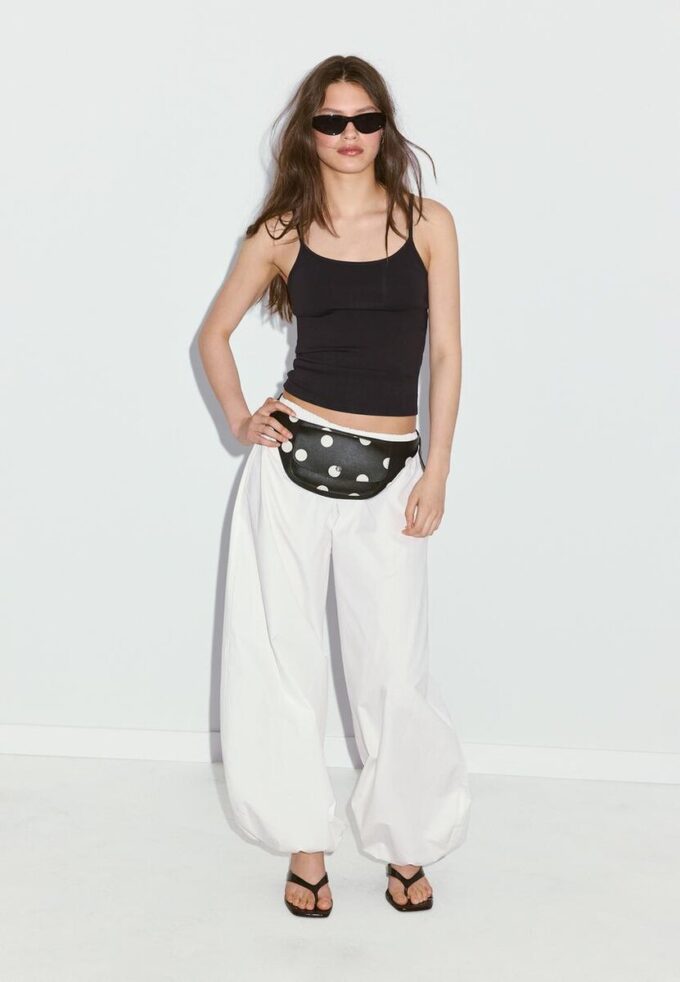 B07 Ribbet topp med stropper