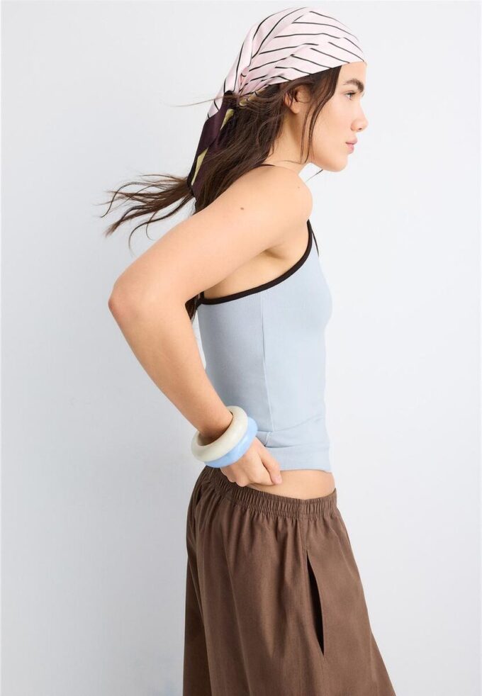 B07 Ribbet topp med stropper