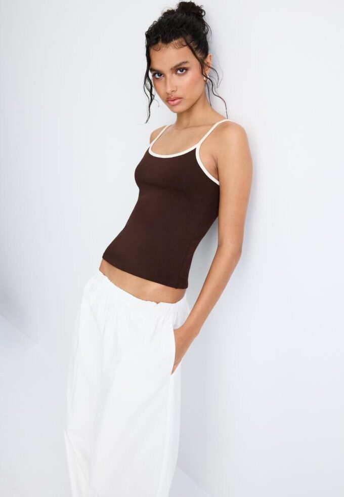 B07 Ribbet topp med stropper