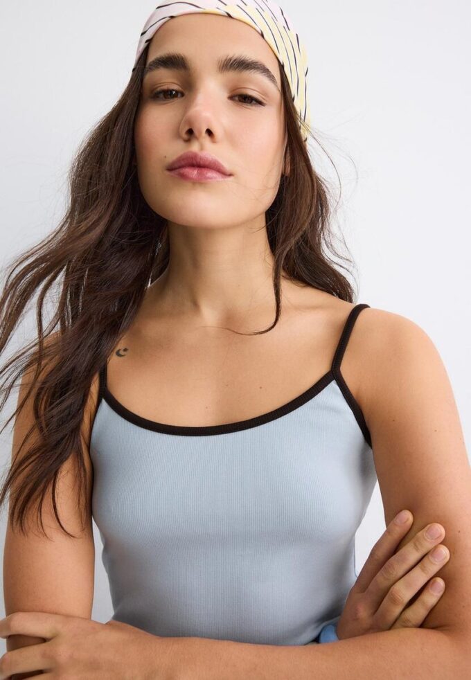 B07 Ribbet topp med stropper