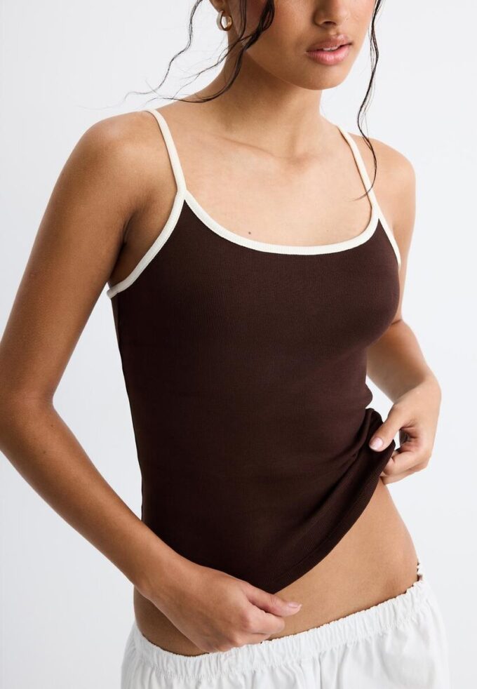 B07 Ribbet topp med stropper