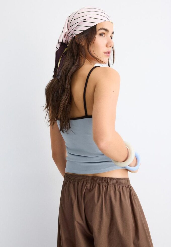 B07 Ribbet topp med stropper