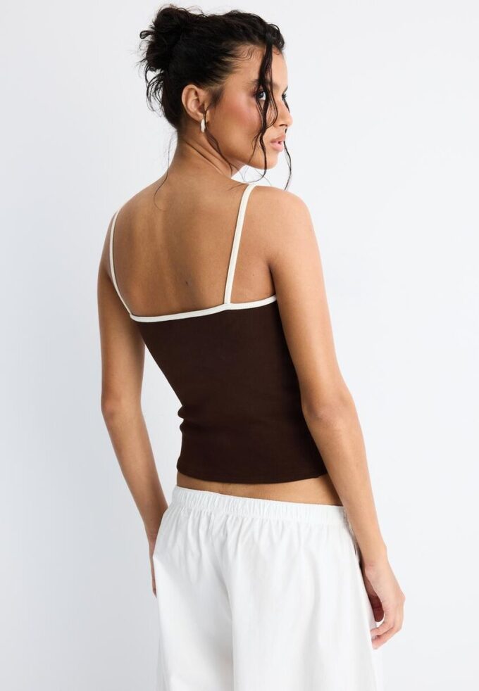 B07 Ribbet topp med stropper