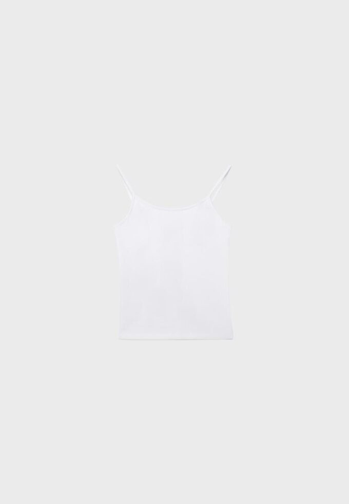 B07 Ribbet topp med stropper