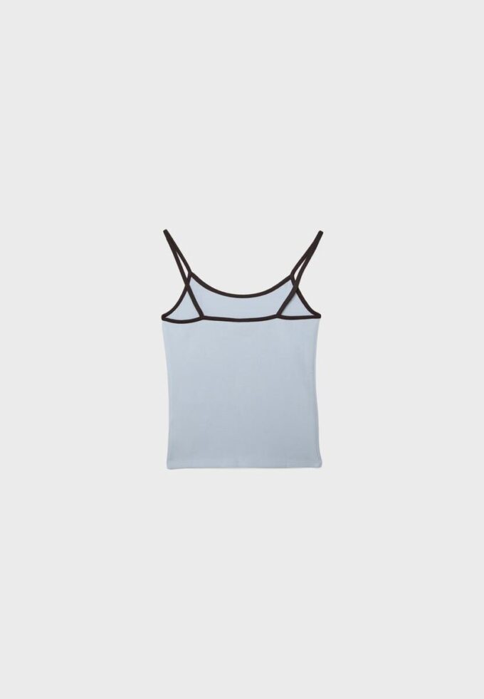 B07 Ribbet topp med stropper