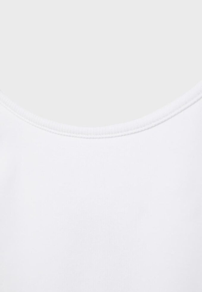 B07 Ribbet topp med stropper