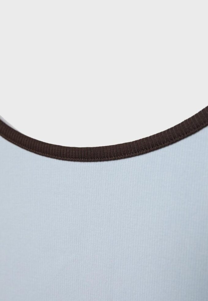 B07 Ribbet topp med stropper