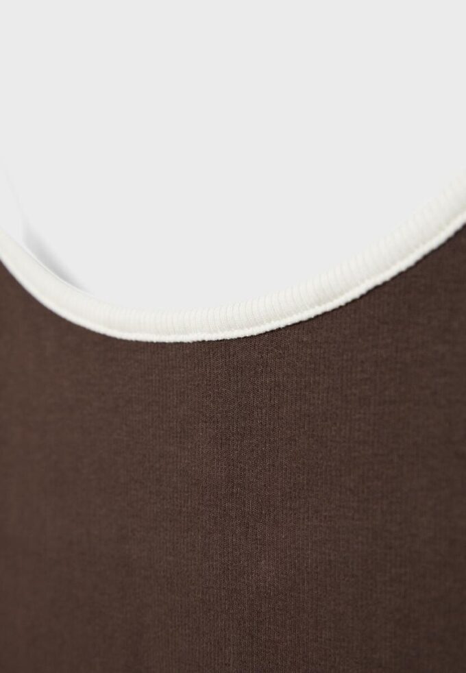 B07 Ribbet topp med stropper