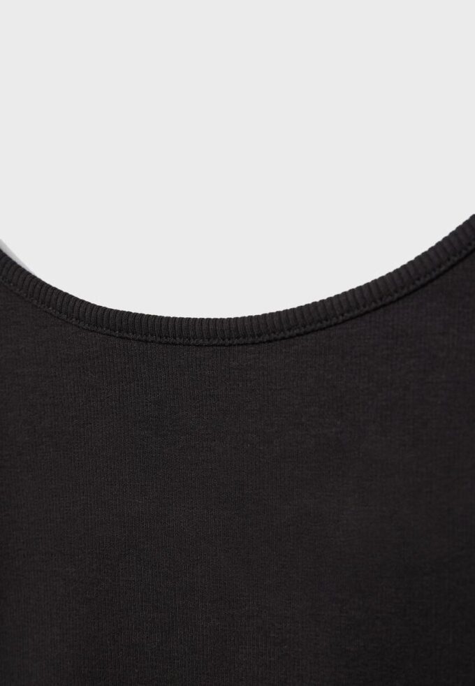 B07 Ribbet topp med stropper