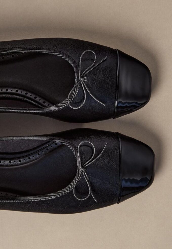 Ballettsko med sløyfe og skinnlook