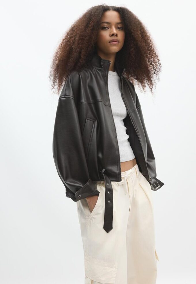 Ballongjakke i skinnimitasjon med belte