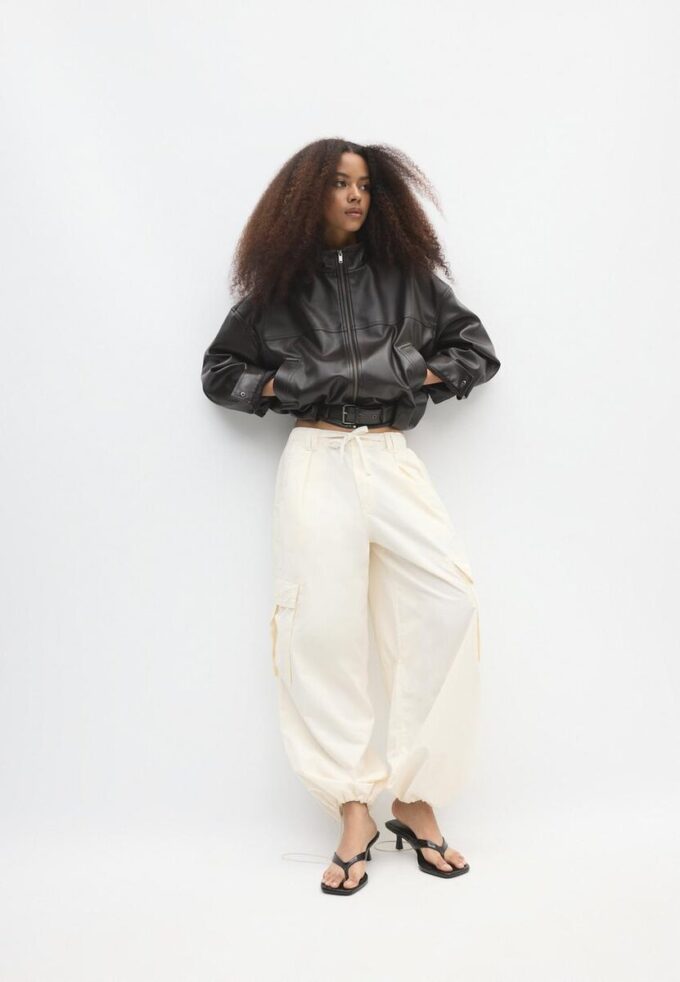 Ballongjakke i skinnimitasjon med belte