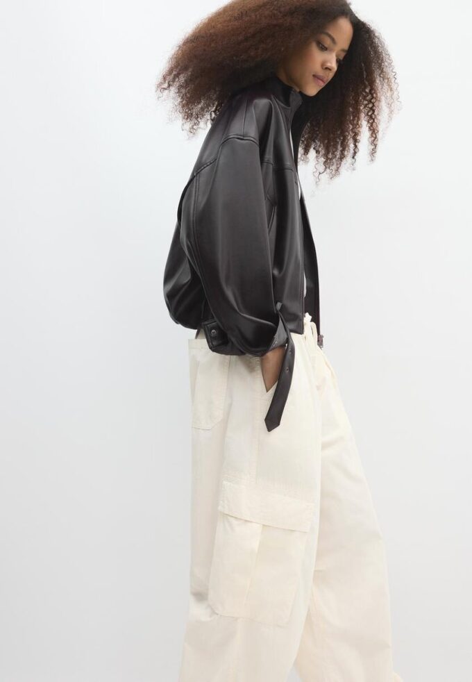 Ballongjakke i skinnimitasjon med belte